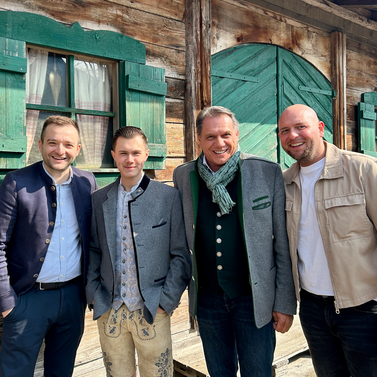 Das neue Team rund um den Weissbierstadl: Jacob Horsch von der Brauerei Kuchlbauer, angehender Festwirt Luis Sch&ouml;niger mit seinem Vater Peter Sch&ouml;niger und der neue gastronomische Leiter des Stadls, Petar Folic.