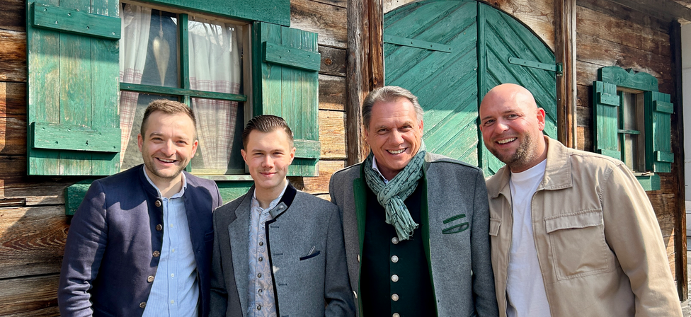 Das neue Team rund um den Weissbierstadl: Jacob Horsch von der Brauerei Kuchlbauer, angehender Festwirt Luis Sch&ouml;niger mit seinem Vater Peter Sch&ouml;niger und der neue gastronomische Leiter des Stadls, Petar Folic.