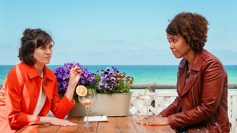 Clare (Milena Straube, links) bespricht die Dinge ihres Lebens gerne mit Freundin Ashley (Iris Ried), der Polizistin des Ortes. Ihr Beruf wird im Laufe dieses Pilcher-Films noch wichtig, denn es gilt einen Kriminalfall zu l&ouml;sen.