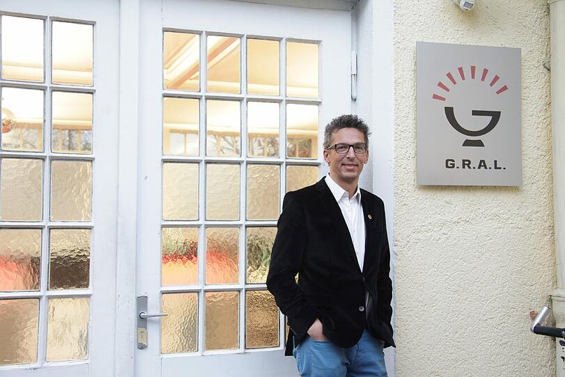 Alexander Wolfrum vor seinem Büro in der Maxvorstadt &ndash; von hier aus wird etwa das Kino Open Air am Königsplatz organisiert.