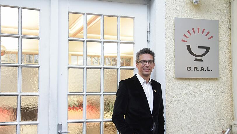 Alexander Wolfrum vor seinem Büro in der Maxvorstadt – von hier aus wird etwa das Kino Open Air am Königsplatz organisiert. Alexander Wolfrum vor seinem Büro in der Maxvorstadt – von hier aus wird etwa das Kino Open Air am Königsplatz organisiert.