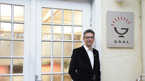 Alexander Wolfrum vor seinem Büro in der Maxvorstadt &ndash; von hier aus wird etwa das Kino Open Air am Königsplatz organisiert.