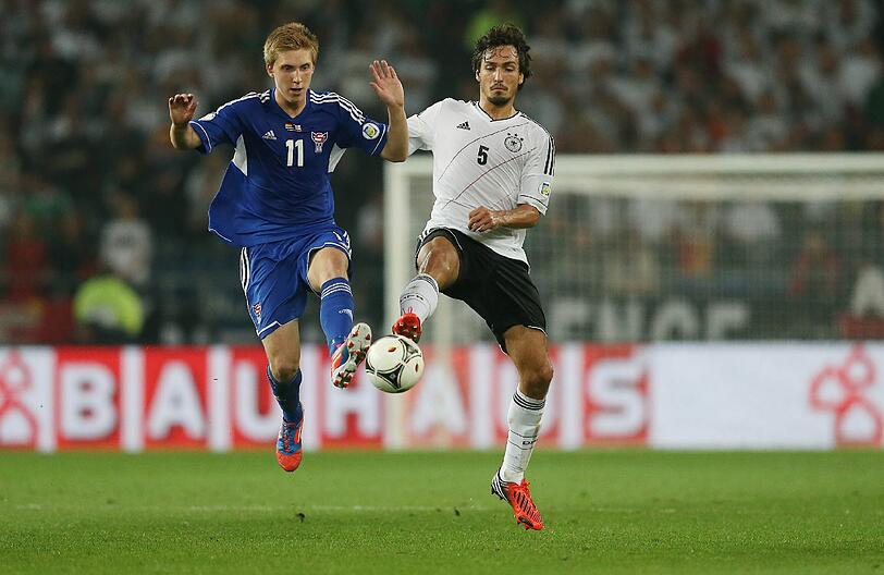 MATS HUMMELS: Hielt es im Gegensatz zu Mertesacker eher selten hinten. Schaltete sich als gelernter Mittelstürmer in die Offensive ein: ganz brav mit flachen statt hohen Bällen. NOTE 3