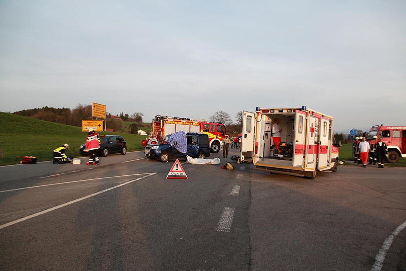Im Landkreis Rosenheim hat eine Autofahrerin einen Motorradfahrer übersehen. Der Mann stirbt noch am Unfallort, die Frau wird schwer verletzt ins Krankenhaus geflogen.