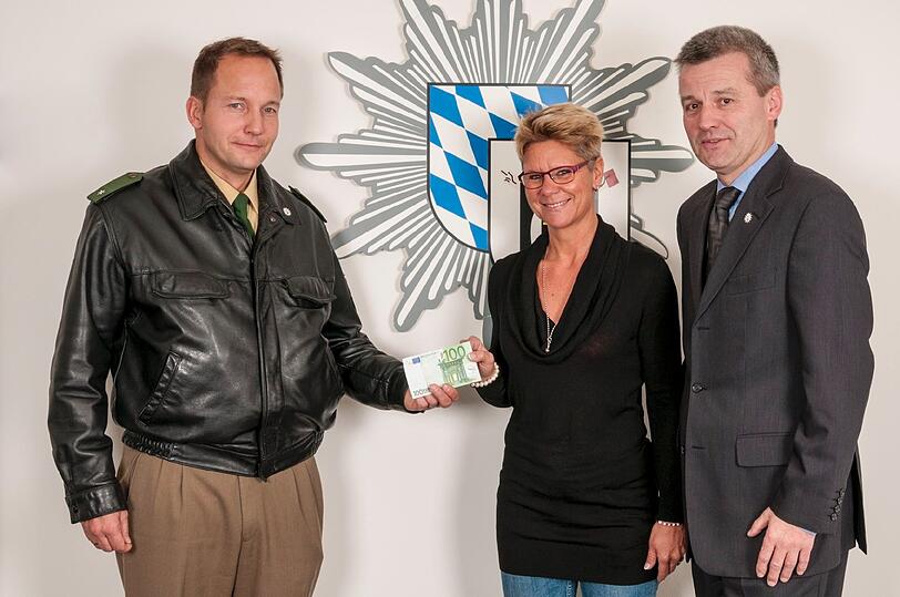 100 Euro für Sonja Weber: Polizeikommissar Klaus Pfeuffer (l.) und Polizeisprecher Wolfgang Wenger übergeben die Belohnung.