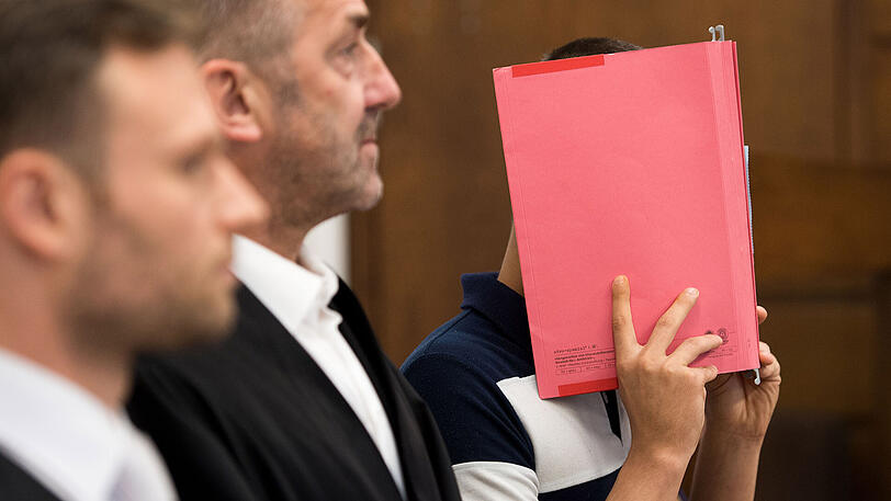 Die Staatsanwaltschaft wirft dem Angeklagten versuchte gewerbsmäßige Computersabotage vor. Als Folge waren bei rund 1,25 Millionen Telekom-Kunden teilweise Internet, Telefon und Fernsehen gestört.