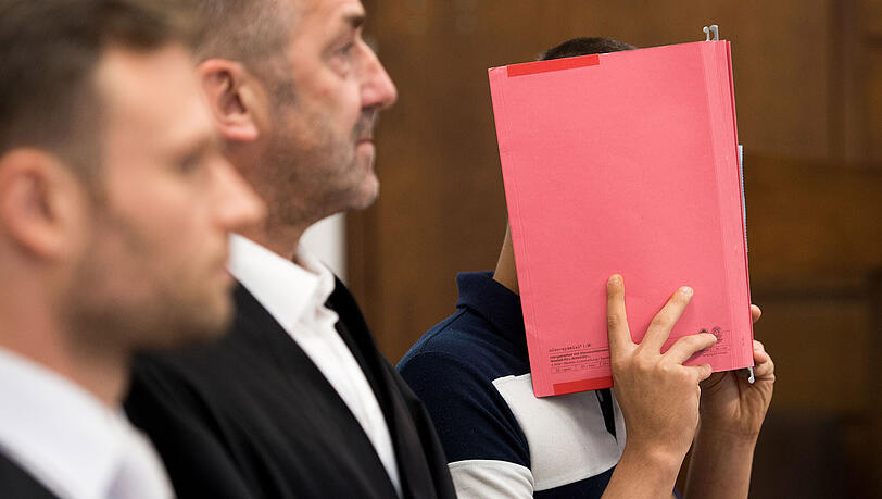 Die Staatsanwaltschaft wirft dem Angeklagten versuchte gewerbsmäßige Computersabotage vor. Als Folge waren bei rund 1,25 Millionen Telekom-Kunden teilweise Internet, Telefon und Fernsehen gestört. Die Staatsanwaltschaft wirft dem Angeklagten versuchte gewerbsmäßige Computersabotage vor. Als Folge waren bei rund 1,25 Millionen Telekom-Kunden teilweise Internet, Telefon und Fernsehen gestört.
