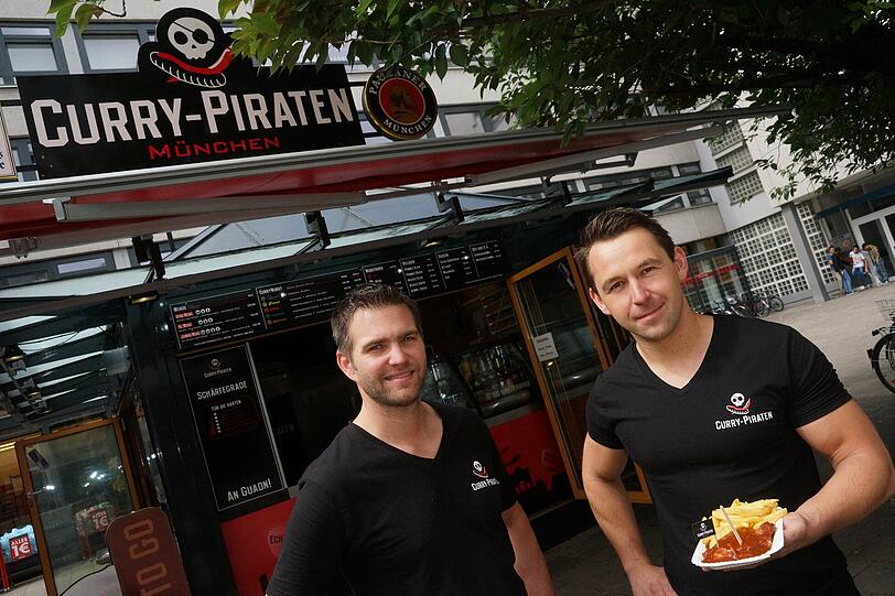 Die Curry-Piraten Tobias Albert (l.) und Dominik Rodatus in der Poccistraße.