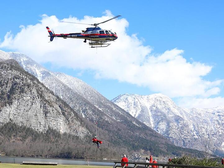 In Hallstatt nahe des Dachsteins landet ein Rettungshubschrauber.