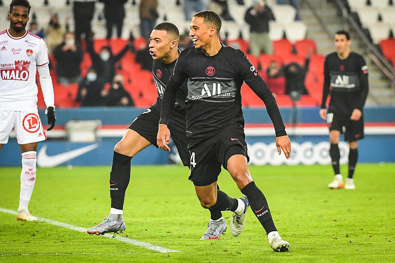 Bei Paris Saint-Germain an der Seite von Teamkollege Kylian Mbappe:Thilo Kehrer (r.).