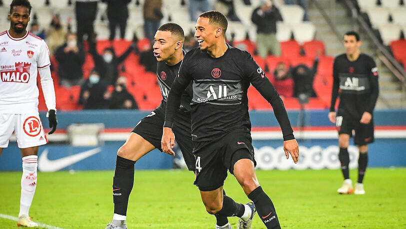 Bei Paris Saint-Germain an der Seite von Teamkollege Kylian Mbappe:Thilo Kehrer (r.). Bei Paris Saint-Germain an der Seite von Teamkollege Kylian Mbappe:Thilo Kehrer (r.).