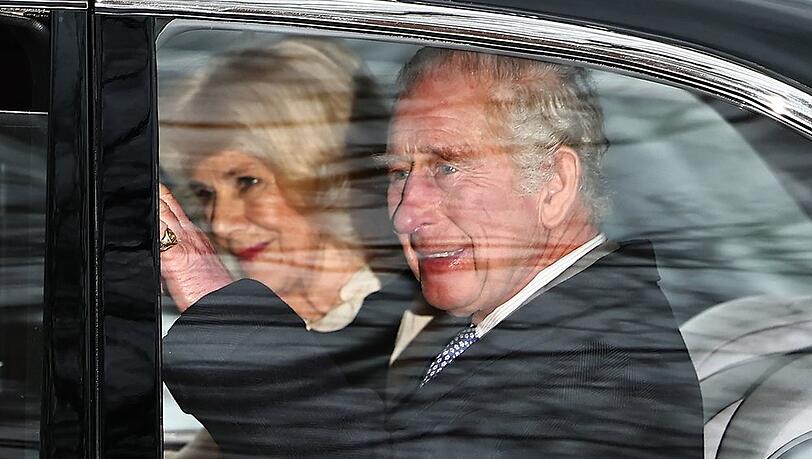 König Charles III. und Königin Camilla beim Verlassen des Clarence House. König Charles III. und Königin Camilla beim Verlassen des Clarence House.