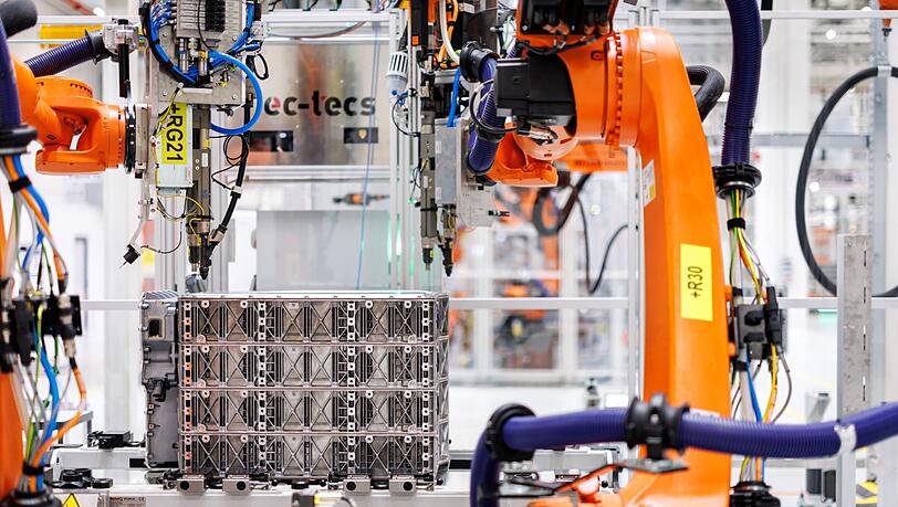 Eine LkW-Batterie steht in einer automatisierten Produktionslinie im Werk des Lkw- und Busherstellers MAN zum Start der Batterieproduktion für Elektromotoren. Auch die Industrie in Bayern ist in einer schwierigen Situation. Eine LkW-Batterie steht in einer automatisierten Produktionslinie im Werk des Lkw- und Busherstellers MAN zum Start der Batterieproduktion für Elektromotoren. Auch die Industrie in Bayern ist in einer schwierigen Situation.