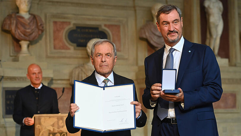 Fredi Heiß bekommt den Bayerischen Verdienstorden überreicht.