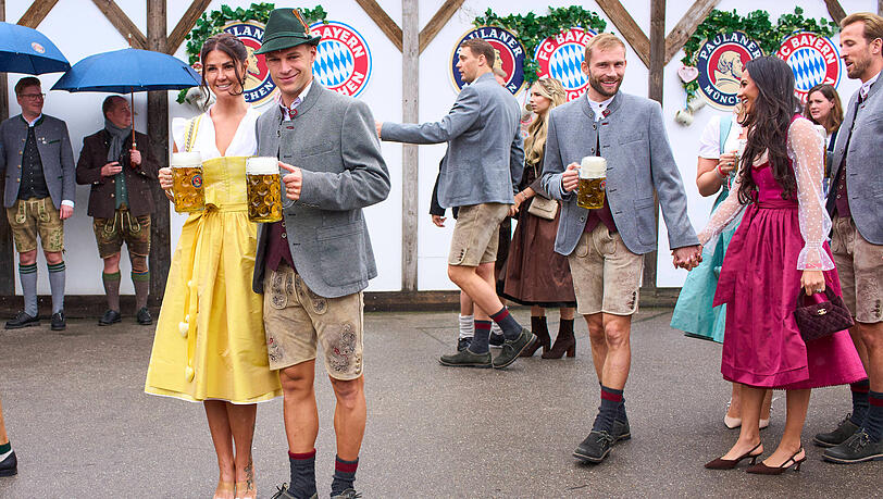 Ein Prosit: Joshua Kimmich mit seiner Frau Lina auf der Wiesn-Party des FC Bayern.