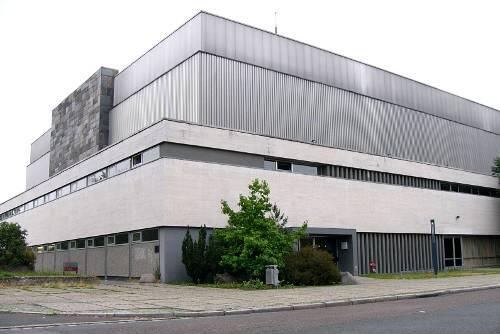 Architektur-Moderne vergangener Jahrzehnte: Der Mehrzweck-Bau mit Konzert-Schwerpunkt im Luitpoldhain steht unter Denkmalschutz.