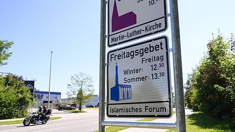 Das k&uuml;rzlich aufgestellte Hinweisschild f&uuml;r das Freitagsgebet in Penzberg ist bereits zum zweiten Mal beschmiert worden. (Archivbild)