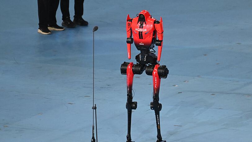 Roboter "Blitz" hatte bereits im Vorfeld den 100-Meter-Rekord von Usain Bolt unterboten. Roboter "Blitz" hatte bereits im Vorfeld den 100-Meter-Rekord von Usain Bolt unterboten.
