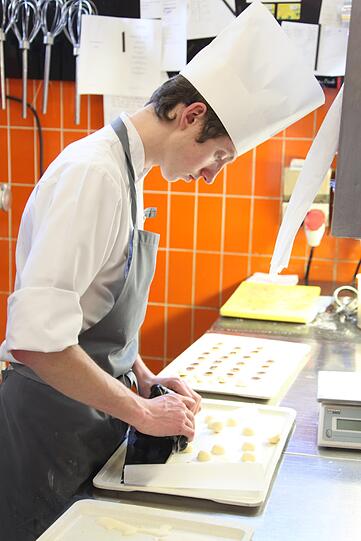 Im Allerheiligsten des Gourmettempels Tantris, der Küche, herrschen Präzision, Perfektion - und Stille.