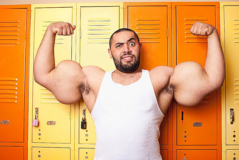 Neben der kleinen Inderin ist der Mann mit den dicksten Oberarmen der Welt zugegen. Der Umfang ist mit 63,5 Zentimetern am rechten Arm größer, als die kleine Frau lang ist.