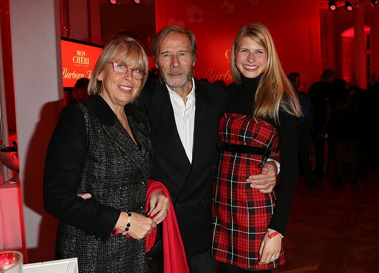 Stolz präsentiert Schauspieler Horst Janson seine Ehefrau Hella und eine ihrer beiden Töchter, Laura-Maria.
