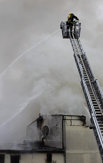 Einsatzkräfte der Feuerwehr löschen am 12.10.2013 einen Großbrand im Melodrom, einer Kombination aus Kino und Diskothek in Kaufbeuren-Neugablonz. In den Morgenstunden war in dort ein Feuer ausgebrochen.