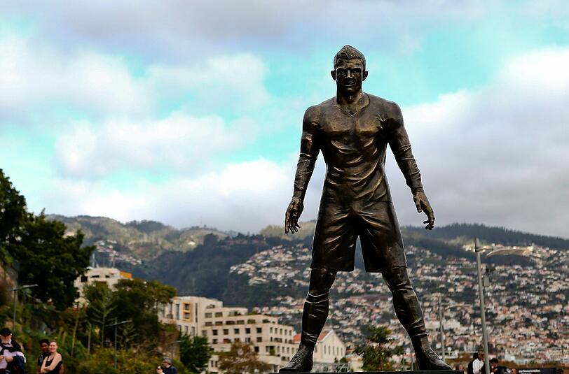 Die Ronaldo Statue auf Madeira wurde mit einem Messi-Graffiti beschmiert. (Archivbild)