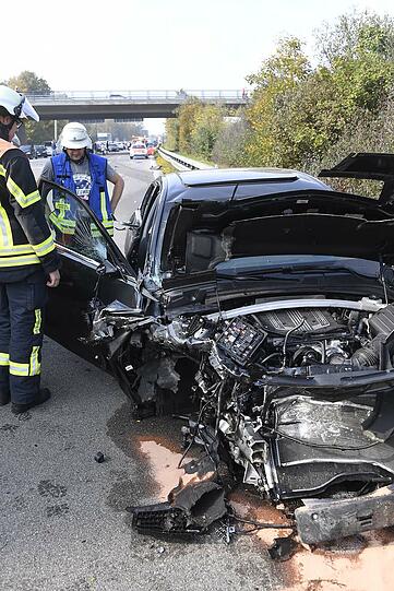 Schwerer Unfall auf der A995 - Bilder vom Bergungseinsatz.