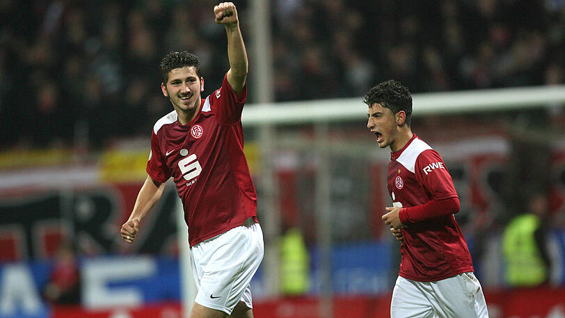 Rot-Weiss Essen (2008 - 2010): Zurück in seiner Heimatstadt gibt Sascha Mölders (li). wieder Gas. Zusammen mit Bora Karadag feiert er am 29. Oktober 2008 sein Tor gegen den SC Verl. Mölders kommt in 52 Spielen in der Regionalliga West auf satte 42 Tore.
