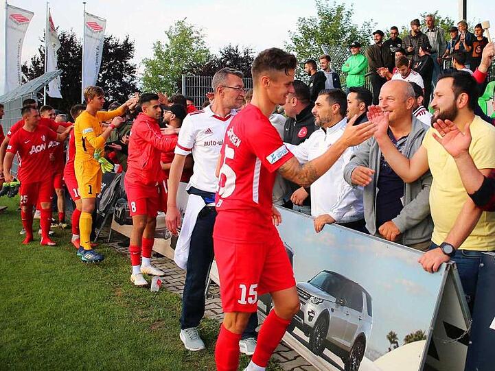 Die Spieler von Türkgücü München klatschen mit ihren Fans ab. Foto: Christian Butzhammer/dpa/Archivbild