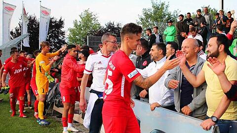 Die Spieler von Türkgücü München klatschen mit ihren Fans ab. Foto: Christian Butzhammer/dpa/Archivbild
