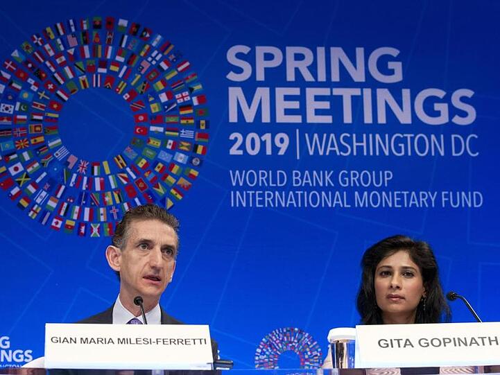 Gian Maria Milesi-Ferretti, stellvertretender Direktor der Forschungsabteilung beim IWF, neben Gita Gopinath, der IWF-Chefvolkswirtin.
