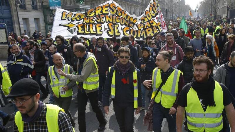 In Frankreich stagnierte der private Konsum. Dies dürfte Experten zufolge auch eine Folge der sogenannten Gelbwesten-Proteste gewesen sein, unter denen der Einzelhandel besonders zu leiden hatte.. In Frankreich stagnierte der private Konsum. Dies dürfte Experten zufolge auch eine Folge der sogenannten Gelbwesten-Proteste gewesen sein, unter denen der Einzelhandel besonders zu leiden hatte..