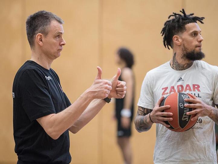 Stefan Weissenböck (l), trainiert im Trainingszentrum der Mannschaft mit Spieler Daniel Hackett. Foto: Nicolas Armer/Archivbild