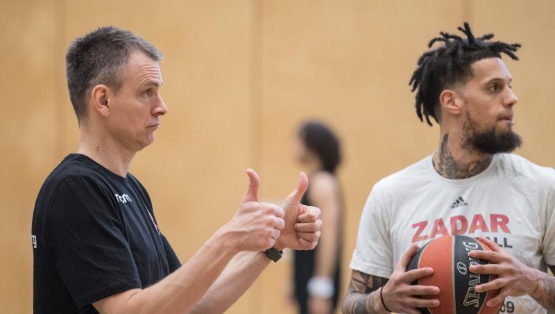 Stefan Weissenböck (l), trainiert im Trainingszentrum der Mannschaft mit Spieler Daniel Hackett. Foto: Nicolas Armer/Archivbild