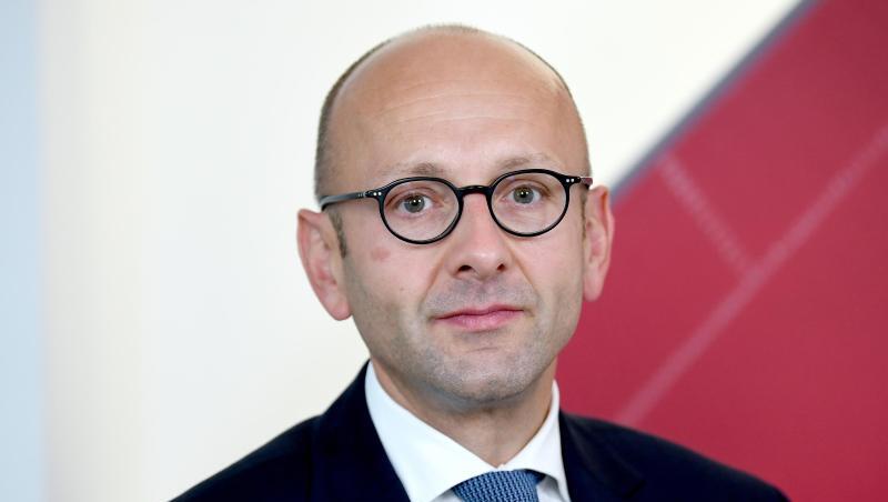 Die verbliebene Air-Berlin-Mannschaft mit knapp 30 Beschäftigten sitzt seit einiger Zeit auf einer Baustelle, sagte Insolvenzverwalter Prof. Dr. Lucas Flöther. Die verbliebene Air-Berlin-Mannschaft mit knapp 30 Beschäftigten sitzt seit einiger Zeit auf einer Baustelle, sagte Insolvenzverwalter Prof. Dr. Lucas Flöther.