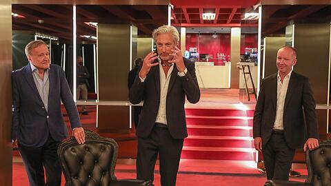 Von links: Trio Nikolaus Bachler, Marcel Wanders und Florian Randlkofer im eleganten Eingangsbereich des Ludwig Zwei.