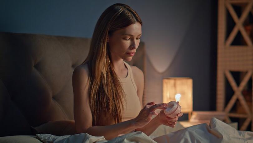 Die Gen Z legt Wert auf ein gepflegtes Aussehen, daher sind einige Beauty-Essentials immer neben dem Bett zu finden. Die Gen Z legt Wert auf ein gepflegtes Aussehen, daher sind einige Beauty-Essentials immer neben dem Bett zu finden.