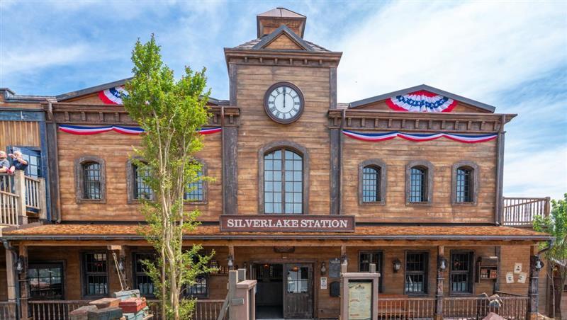 In der Westernstadt (mit Diner-Station) dürfen Sie übernachten. In der Westernstadt (mit Diner-Station) dürfen Sie übernachten.