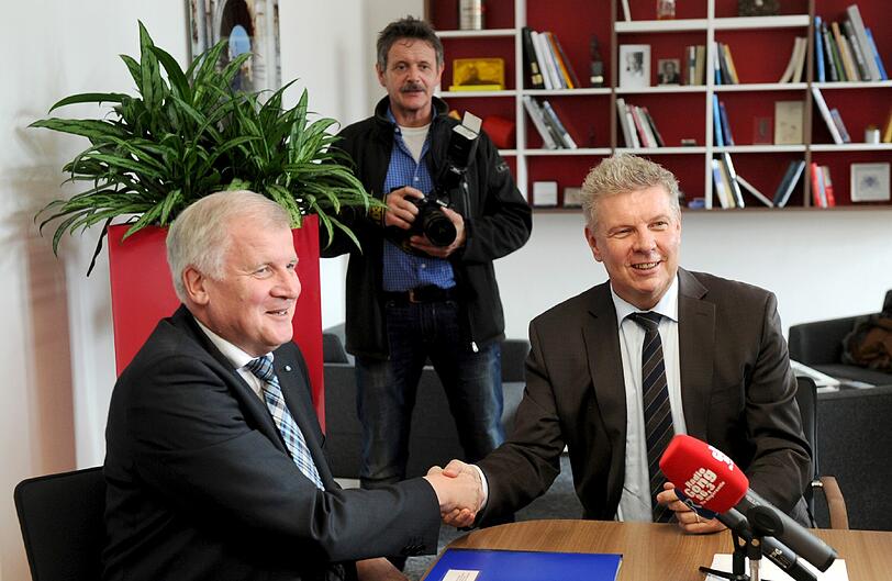Mit der Entscheidung von Ministerpräsident Horst Seehofer (l.) und OB Dieter Reiter sind nicht alle zufrieden.