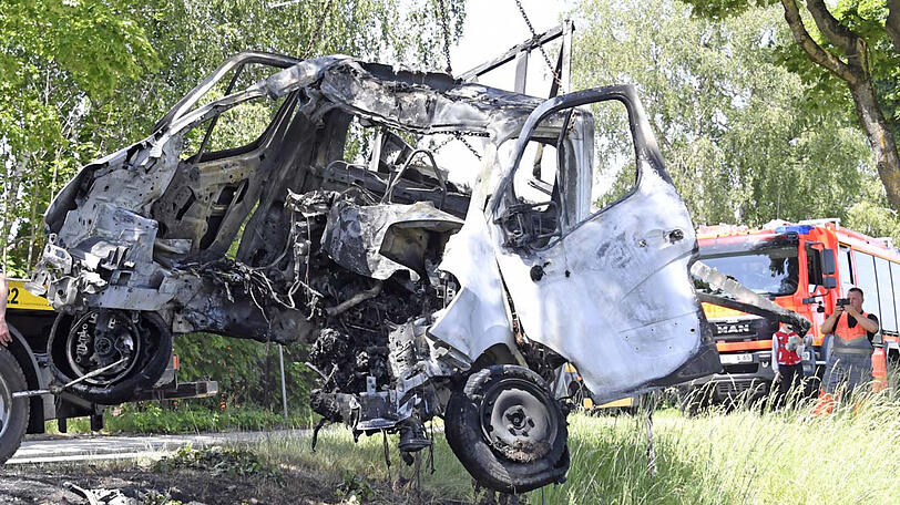 Der Klein-Lkw ist ein Wrack, der Fahrer überlebt mit schwersten Verletzungen. Die Bilder vom Unfallort bei Allershausen.