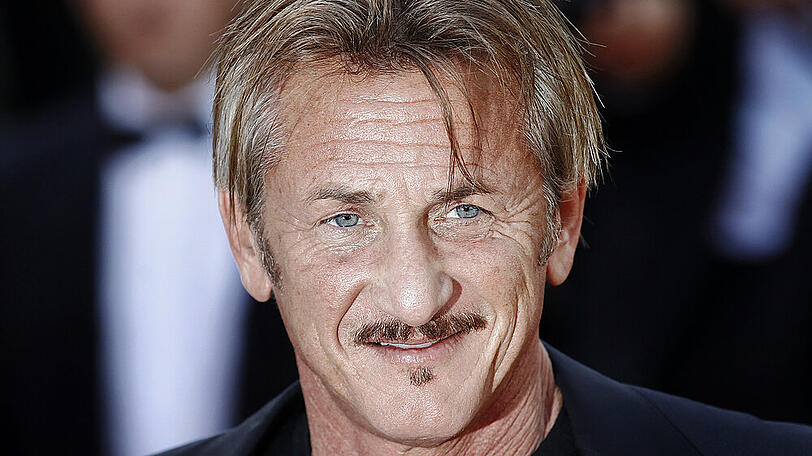 Sean Penn lässt freiwillige Helfer seiner Organisation CORE Corona-Tests durchführen.