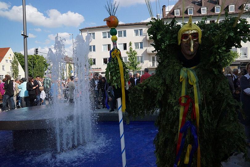 Die Moosacher freut's: Sie haben einen neuen Brunnen. Jetzt kann der Sommer - hoffentlich endlich - richtig starten.