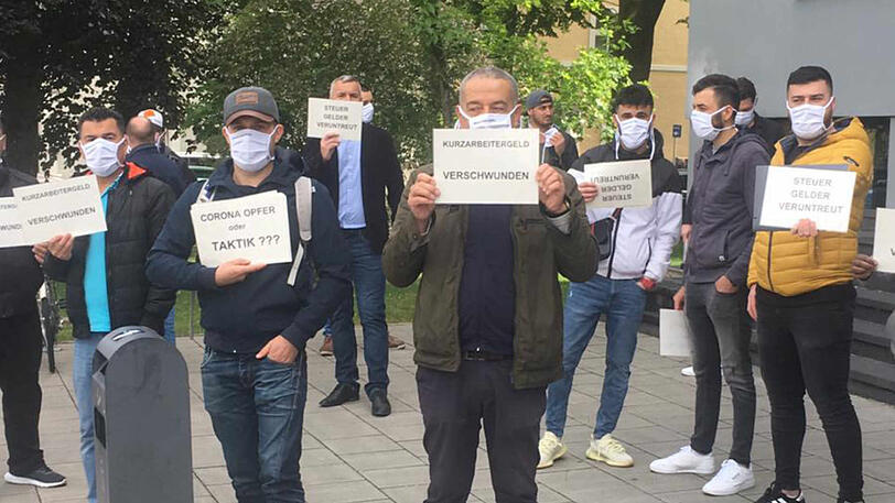 Die Mitarbeiter protestieren vor dem Arbeitsgericht.