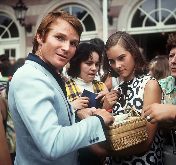 Umschwärmt: In den 70ern verteilt er Autogramme an seine Fans.