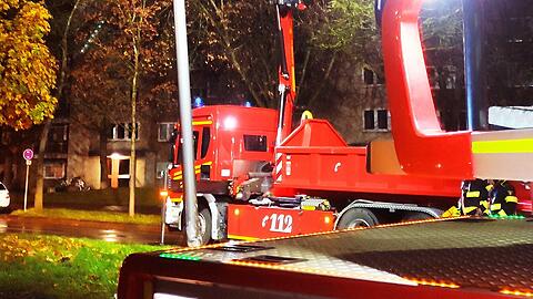 Den durch den Unfall beschädigten Lichtmast musste die Feuerwehr entfernen.