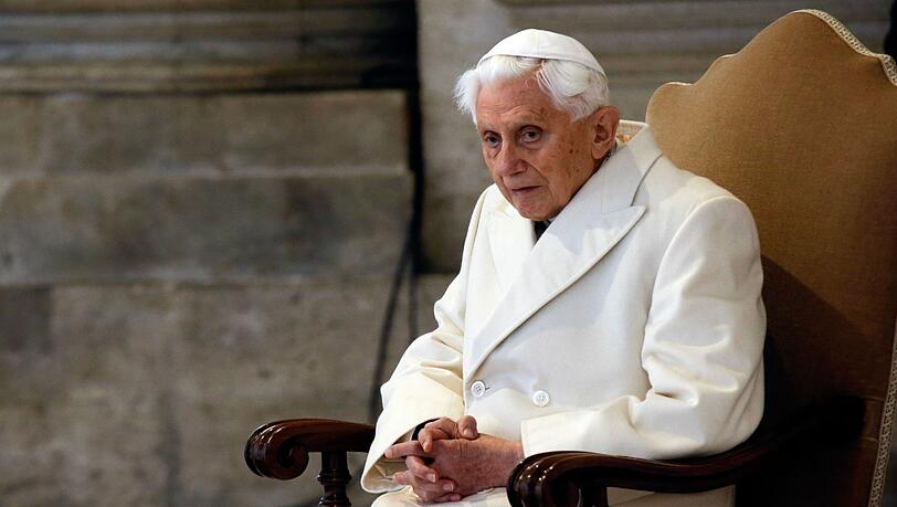 Der emeritierte Papst Benedikt XVI. sitzt bei einer Messe im Petersdom.