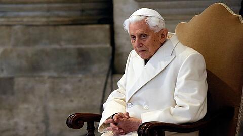 Der emeritierte Papst Benedikt XVI. sitzt bei einer Messe im Petersdom.