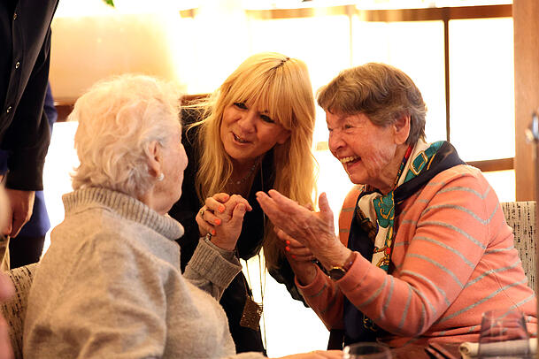 Verbreitete gute Laune und hörte zu: Moderatorin Julia Leischik Verbreitete gute Laune und hörte zu: Moderatorin Julia Leischik