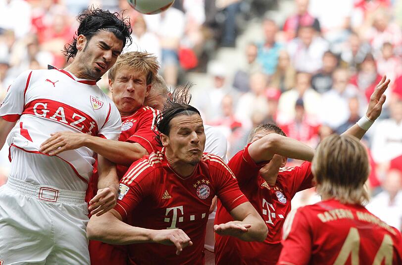 HOLGER BADSTUBER (l.): Da Luiz Gustavo wegen einer Knochenhautentzündung ausfiel, rückte er in die Innenverteidigung. Hatte seine Probleme mit dem flinken, wendigen Okazaki. Note: 3